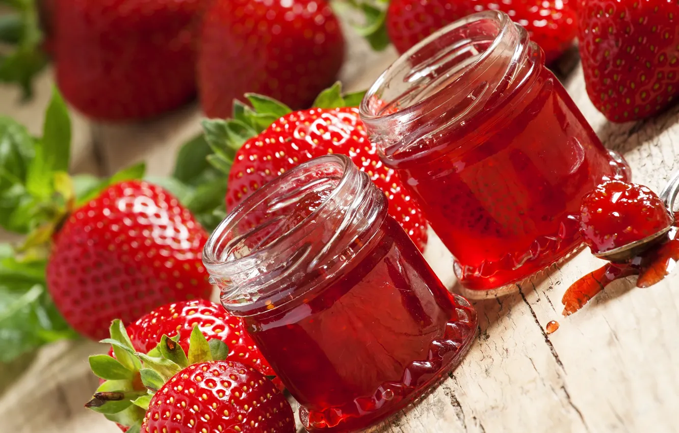 Фото обои солнце, красный, ягоды, клубника, ложка, банка, ракурс, боке