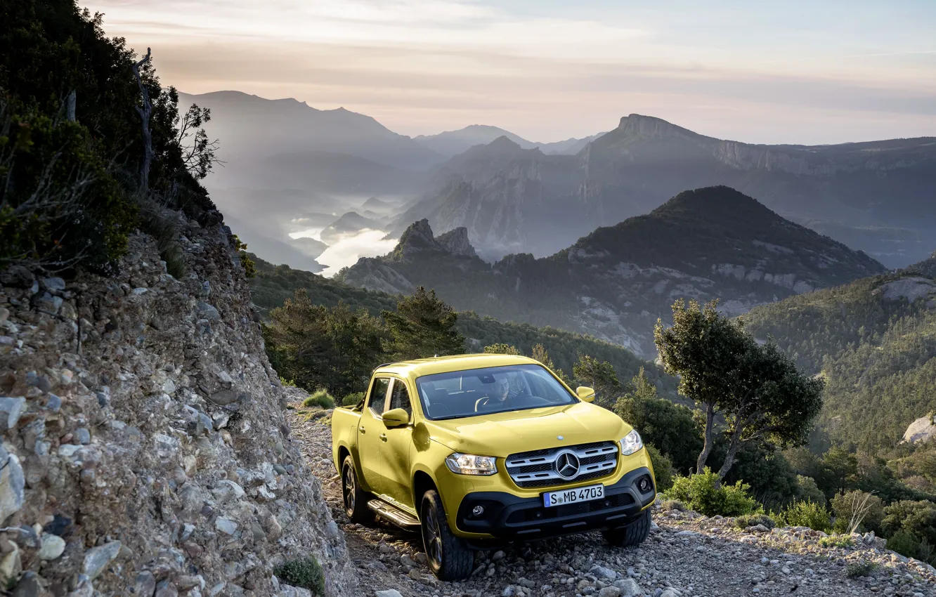 Фото обои пейзаж, горы, камни, жёлтый, обрыв, растительность, Mercedes-Benz, долина