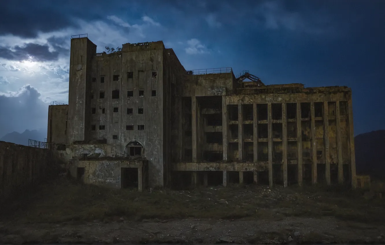 Фото обои небо, облака, ночь, луна, архитектура, Заброшенный завод, ИИ АРТ, НЕЙРОСЕТЬ