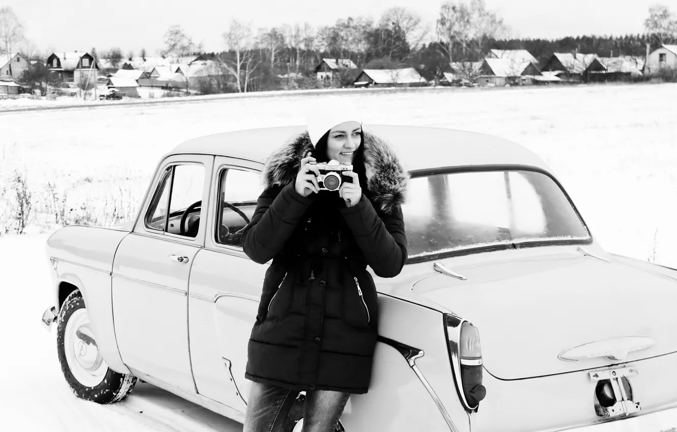 Фото обои зима, деревня, Camera, Moskvich, girl with a camera, Девушка с фотоаппаратом, Девушка и Москвич 407, …