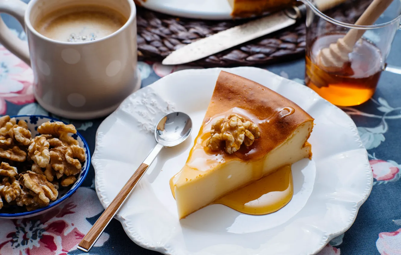 Фото обои кофе, мед, пирог, ложка, чашка, орехи, десерт