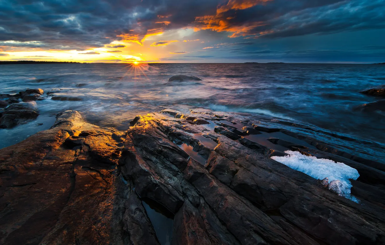 Фото обои море, вода, солнце, облака, пейзаж, закат, камни, скалы