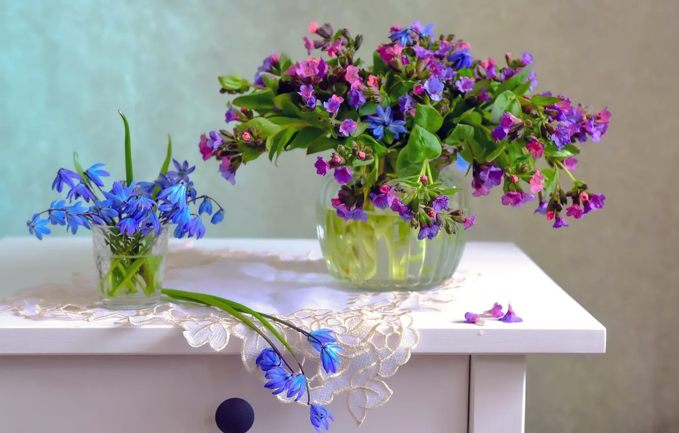 Фото обои цветы, стол, букет, голубые, ваза, розовые, натюрморт, букетик
