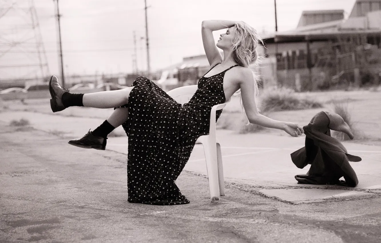 Фото обои поза, улица, модель, платье, актриса, стул, черно-белое, фотосессия