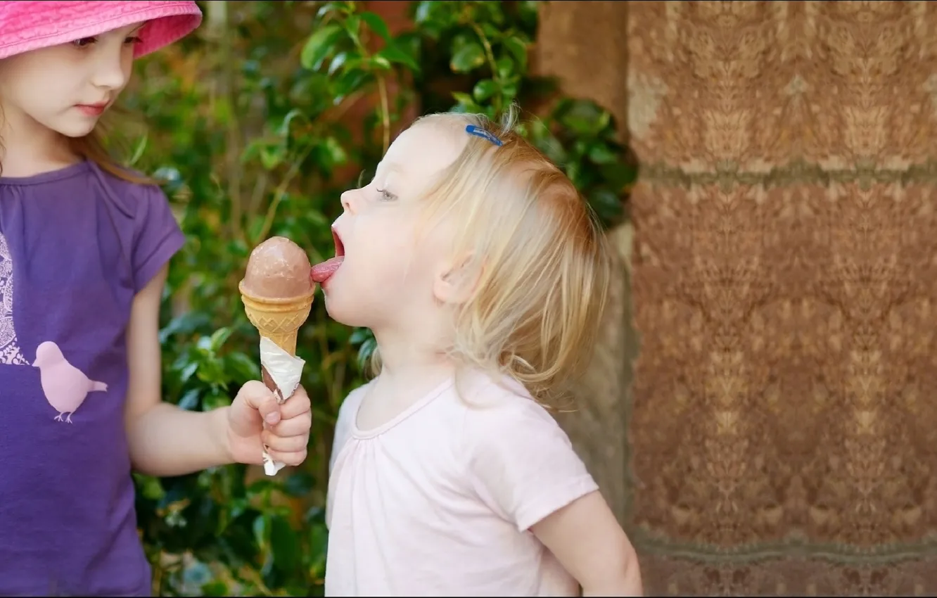 Фото обои язык, девочки, мороженое, двое, girls, oops, two, ice-cream