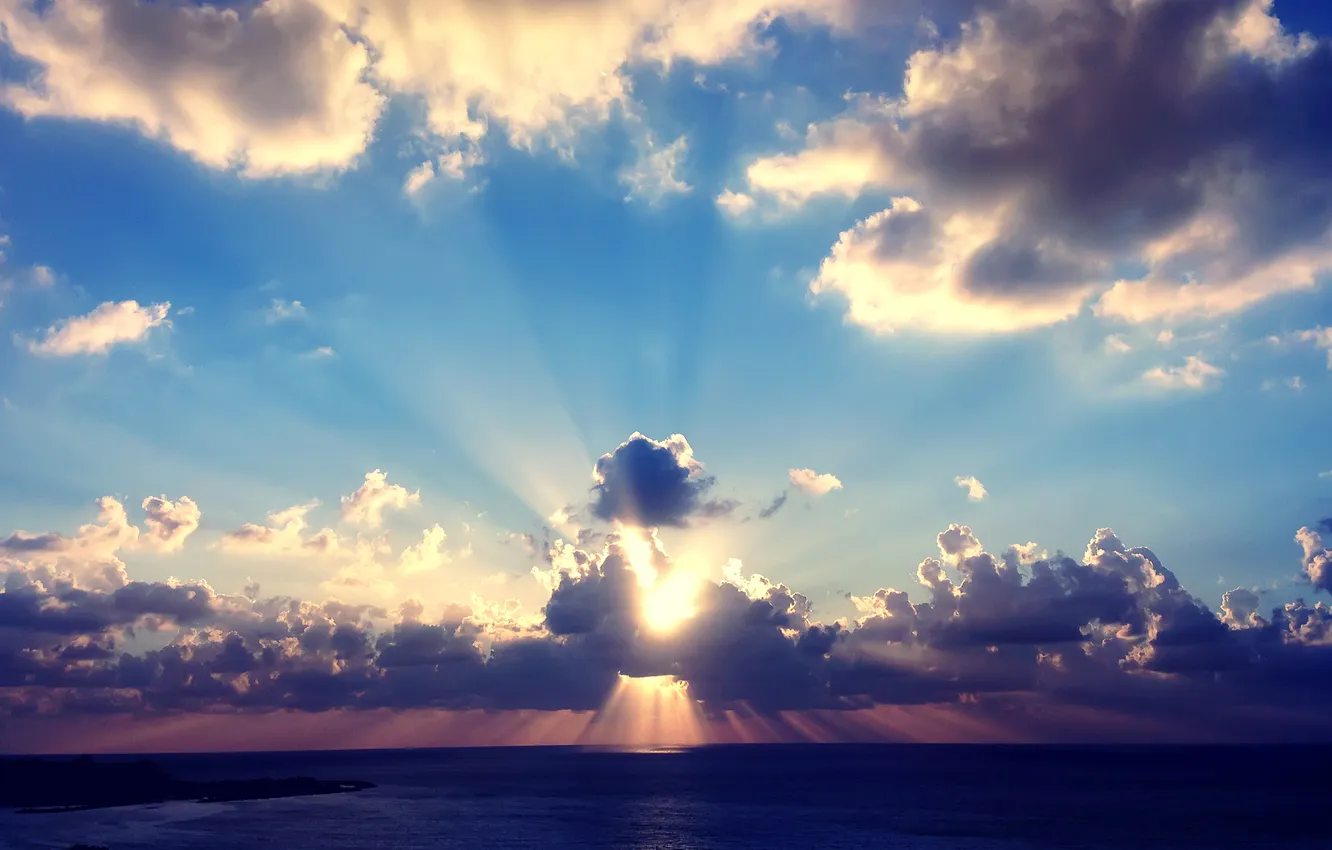 Фото обои море, солнце, облака, закат, тучи, солнечные лучи