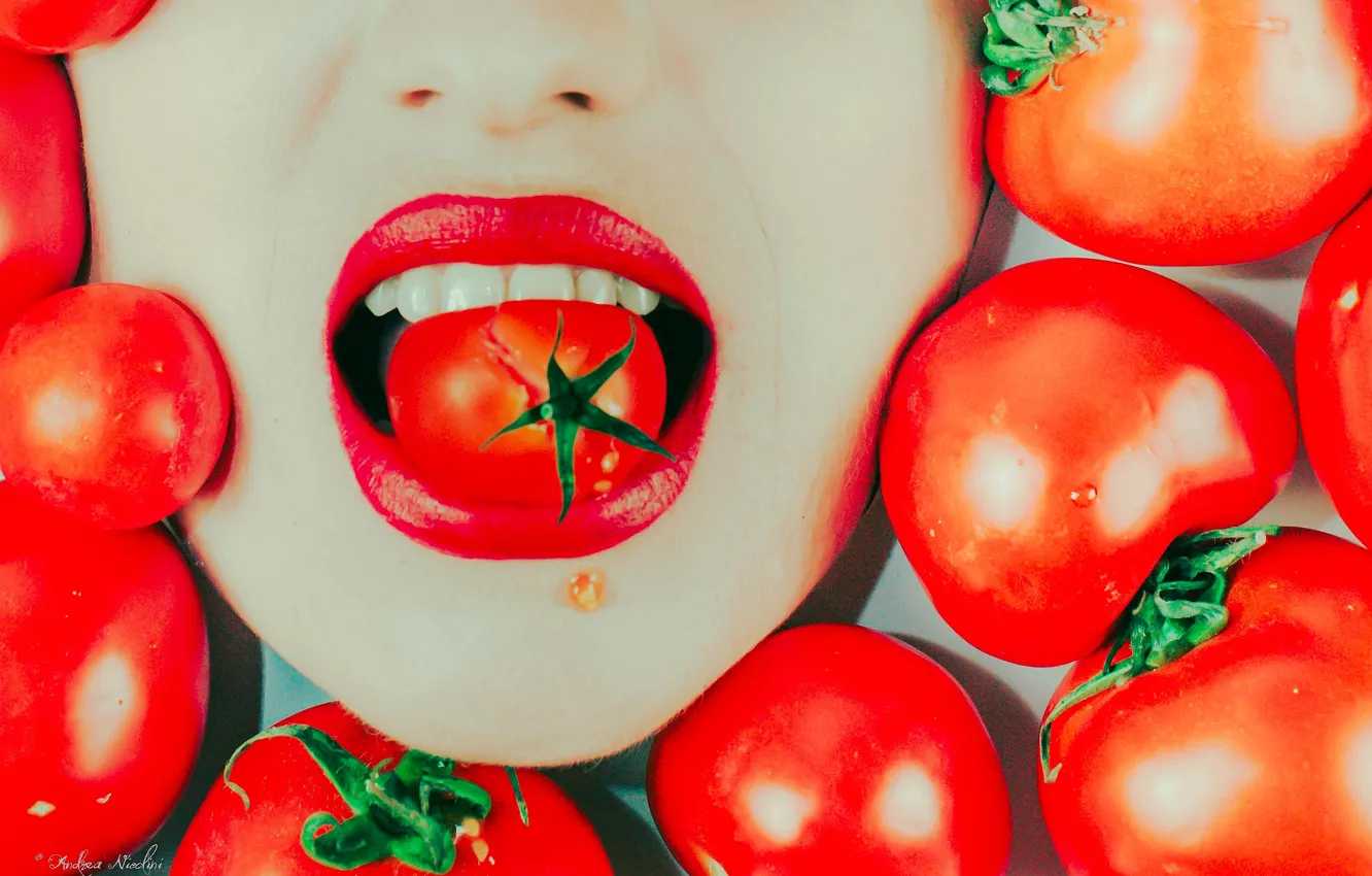 Фото обои девушка, рот, помада, помидоры, томаты