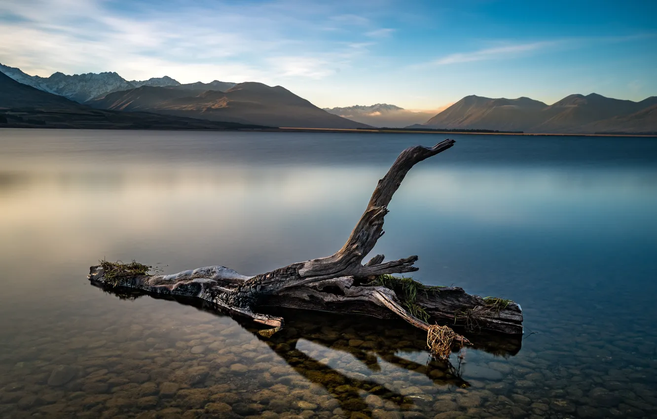 Фото обои небо, горы, галька, берег, дно, коряга, водоем