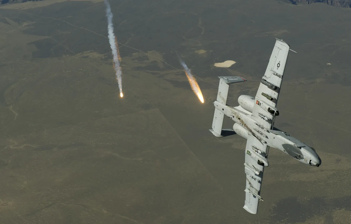 Фото обои небо, маневр, штурмовик, самолёт, американский, вспышки, ВВС США, А-10
