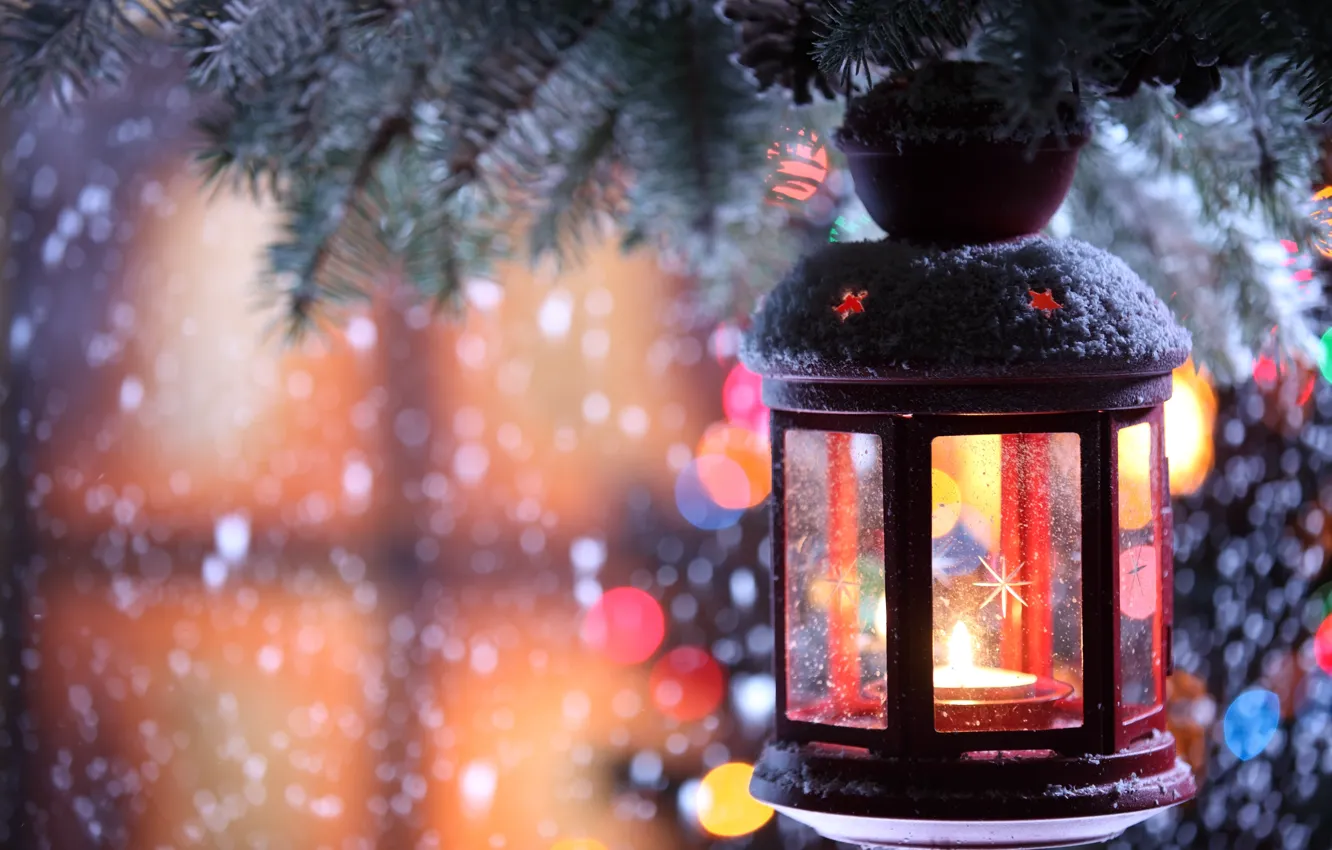 Фото обои зима, снег, снежинки, елка, свеча, ветка, фонарик, подсвечник