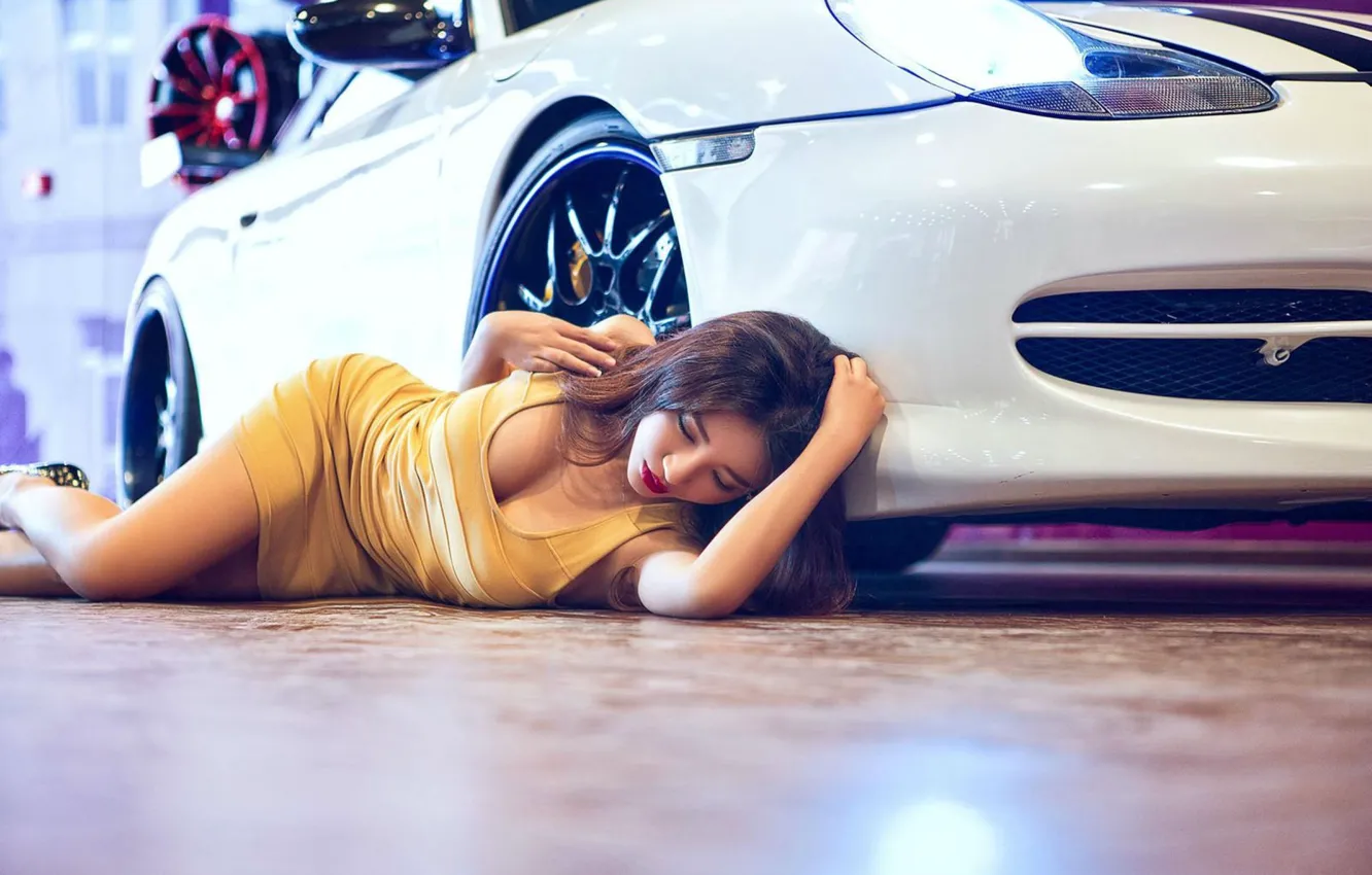 Фото обои Девушки, Porsche, азиатка, красивая девушка, белый авто, позирует над машиной