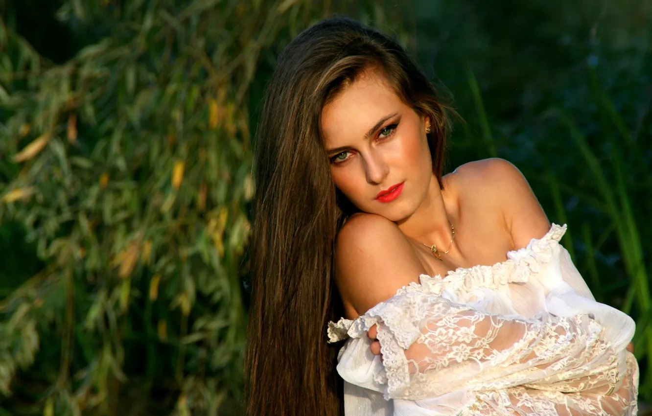 Фото обои взгляд, секси, sexy, look, зеленая листва, beautiful woman, bare shoulders, яркая помада