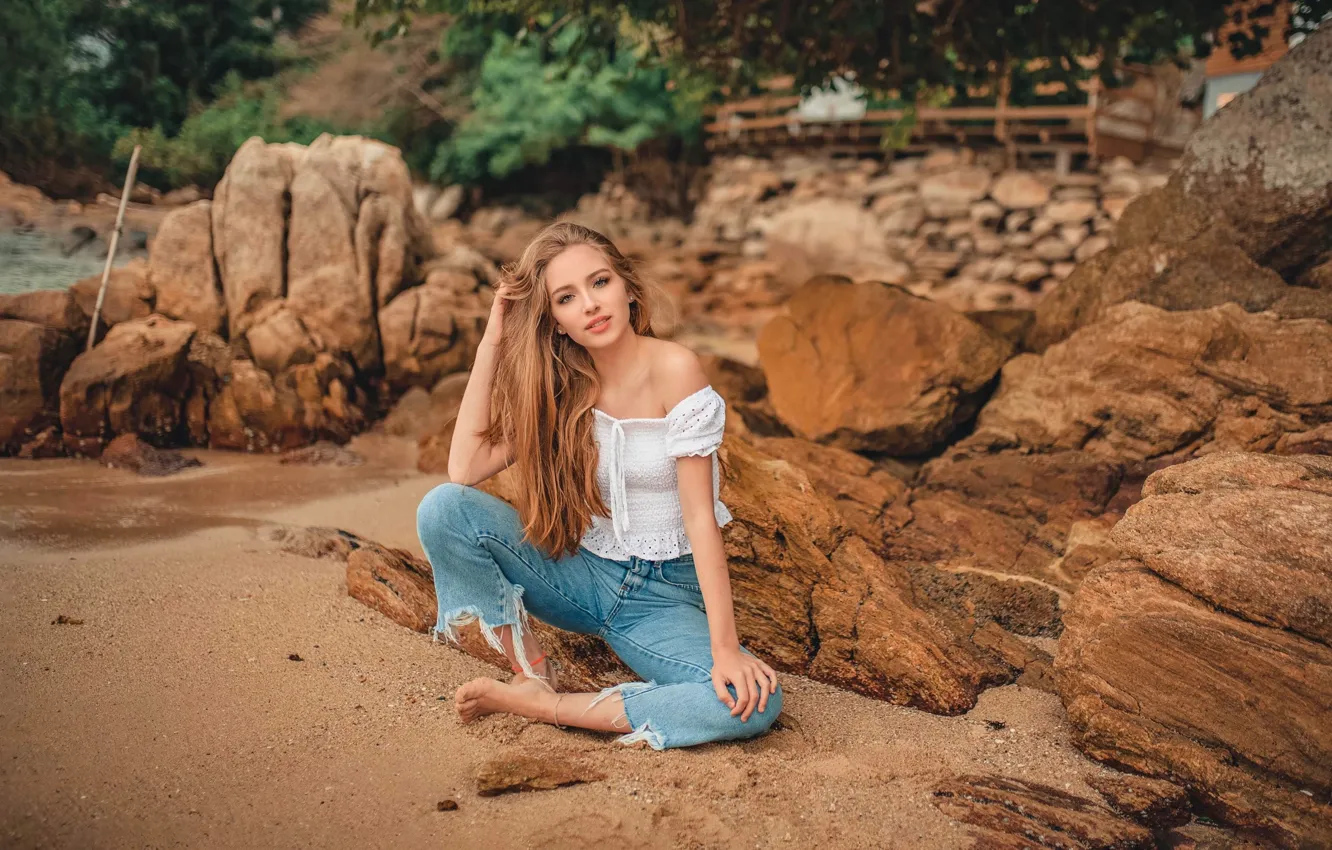 Фото обои песок, девушка, природа, поза, камни, джинсы, босиком, блузка
