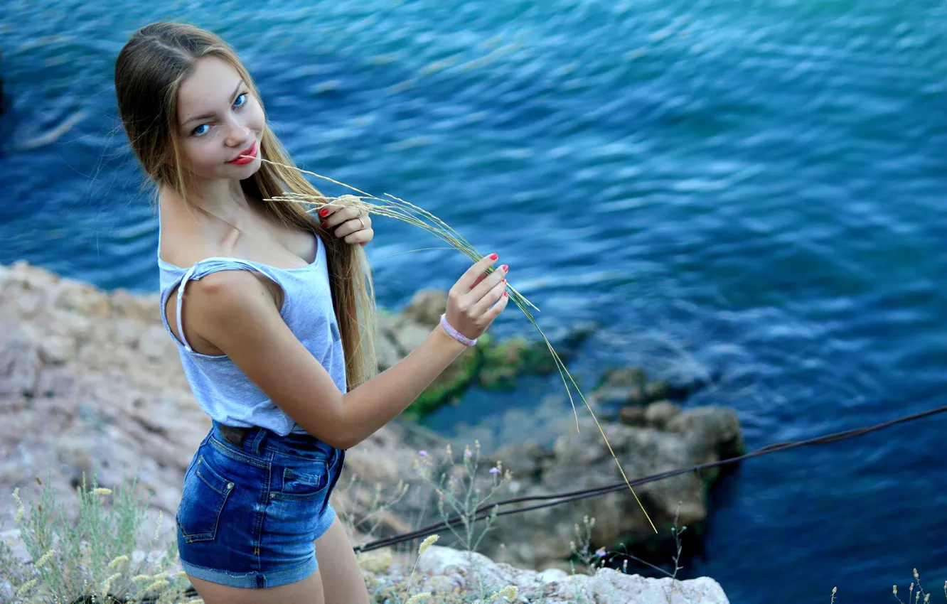 Фото обои девушка, beach, sea, blue eyes, blonde, red lipstick, tank top, jean shorts