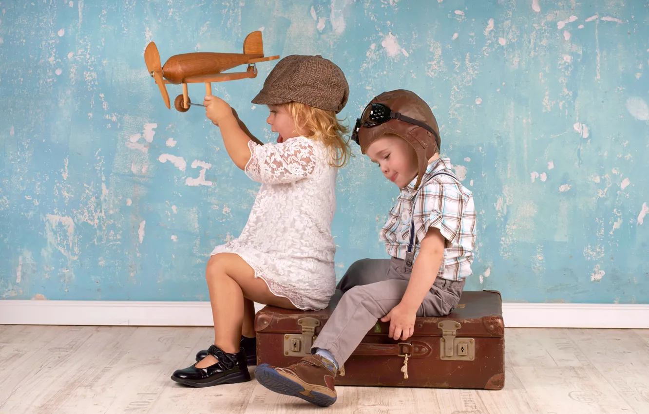 Фото обои дети, самолет, игрушка, игра, мальчик, девочка, шлем, кепка