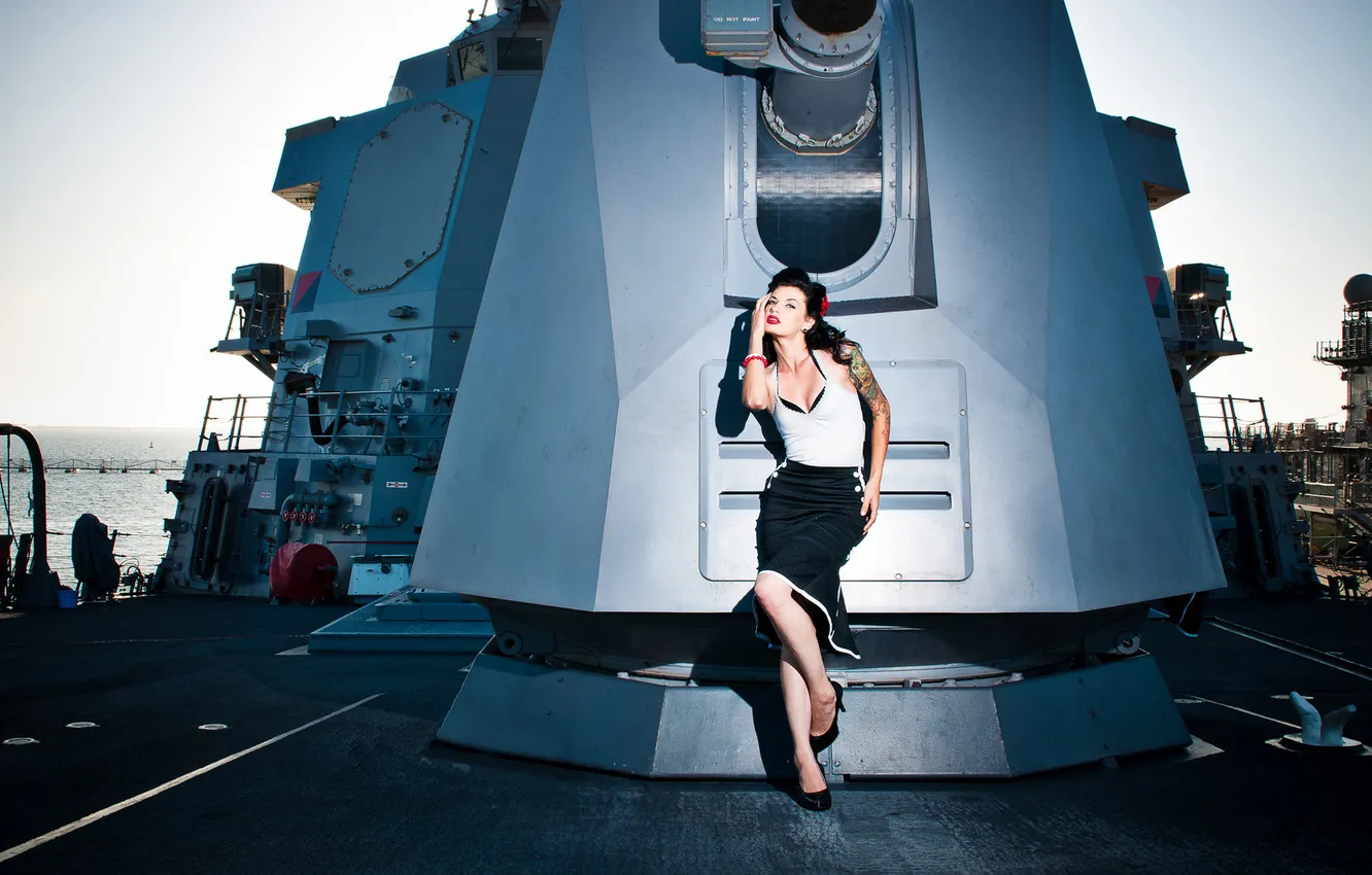 Фото обои палуба, пушка, Pinup Model Shot On A Us Navy Destroyer