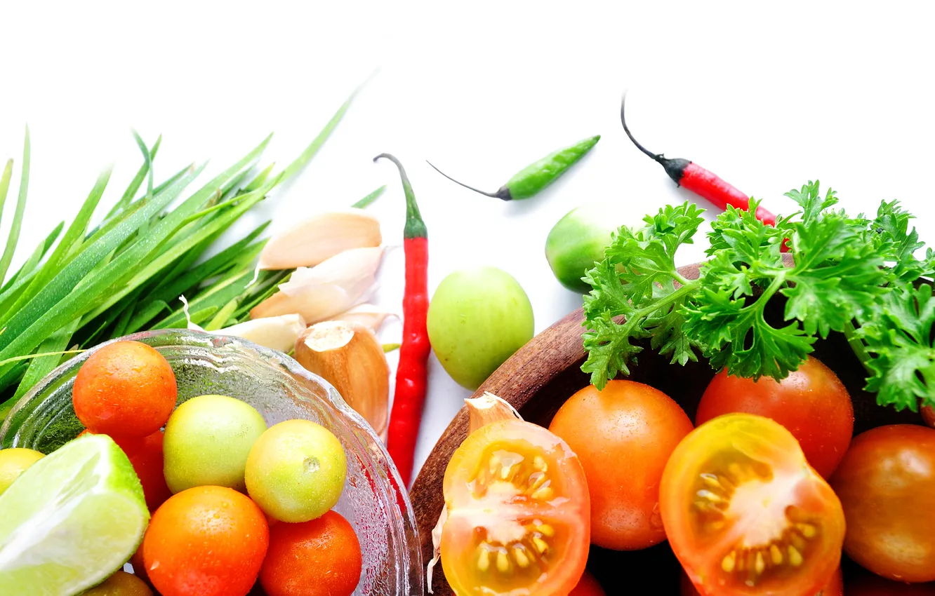 Фото обои зелень, лук, тарелки, овощи, помидоры, чеснок, красный перец