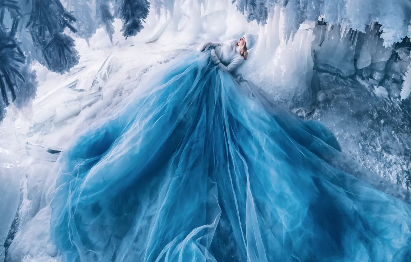 Фото обои зима, девушка, снег, поза, голубое, шапка, сон, лёд