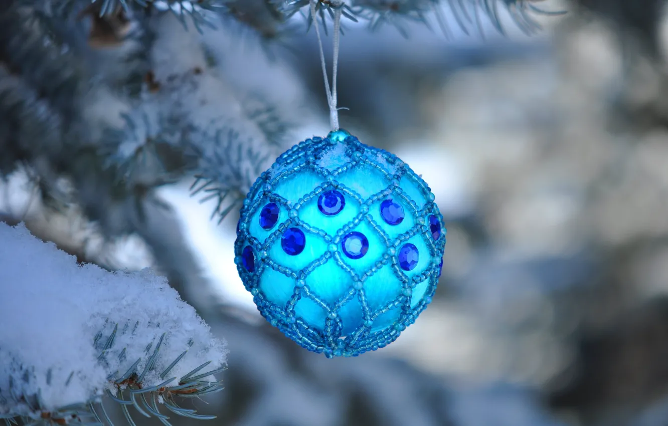 Фото обои снег, праздник, ель, шарик, украшение