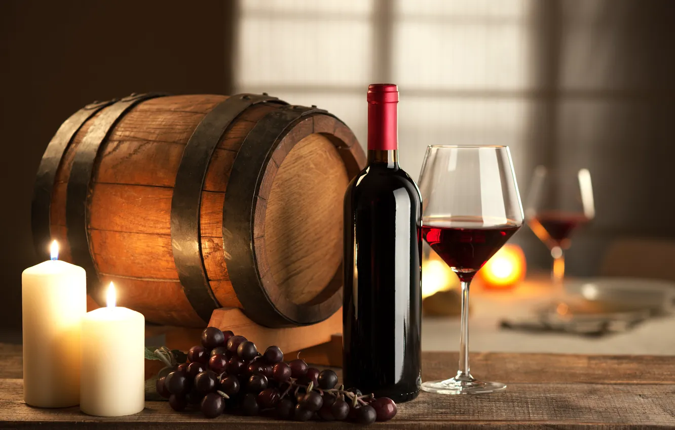 Фото обои вино, красное, бокал, бутылка, свечи, виноград, бочонок