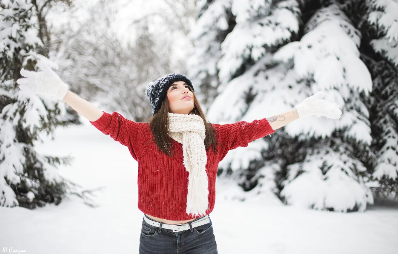 Фото обои зима, взгляд, снег, деревья, поза, шапка, Девушка, руки