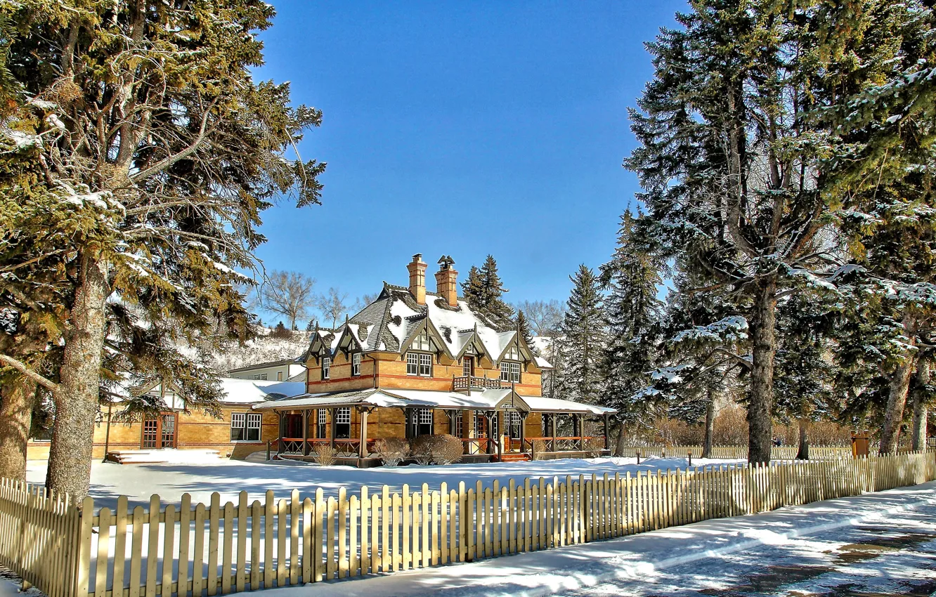 Фото обои зима, небо, снег, деревья, дом, забор, усадьба