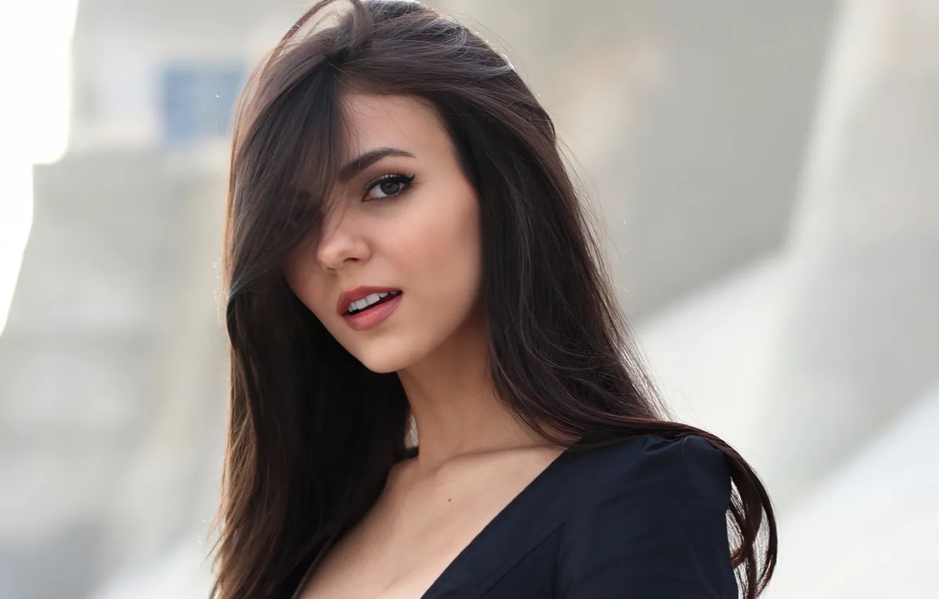 Фото обои girl, long hair, brown eyes, photo, model, lips, face, singer
