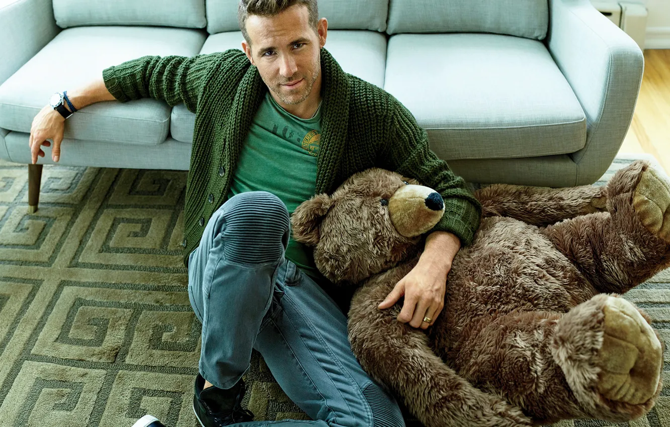 Фото обои игрушка, джинсы, медведь, мужчина, Райан Рейнольдс, Ryan Reynolds, кофта, bear