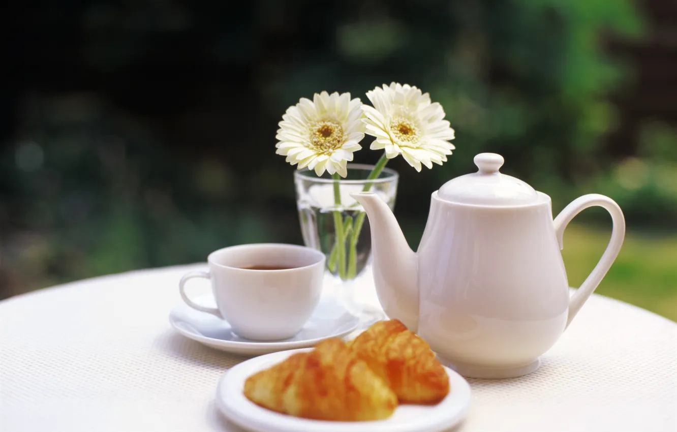 Фото обои цветы, чай, чайник, чашка, ваза, столик, булочки