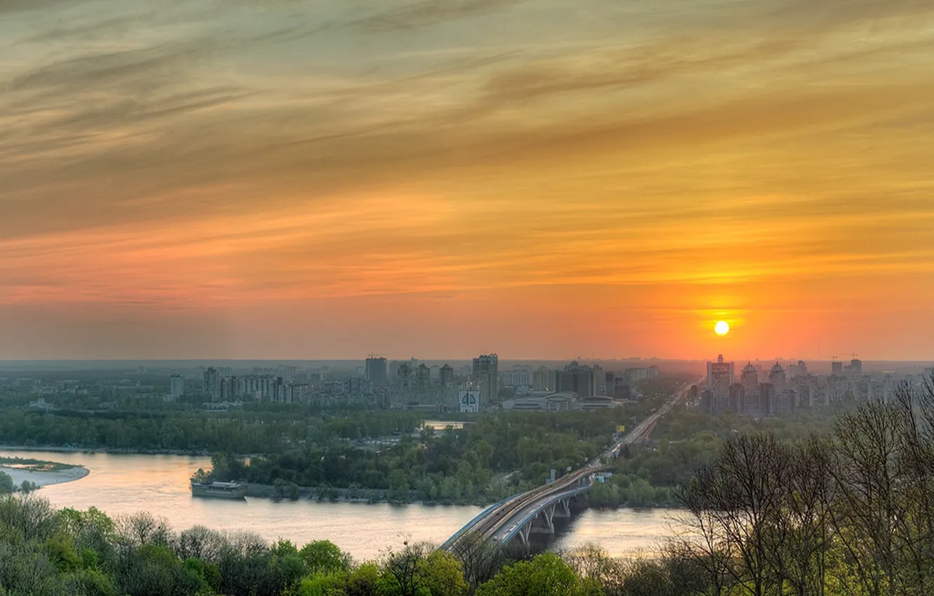 Фото обои солнце, деревья, река, весна, Украина, Киев, Днепр, вид на город