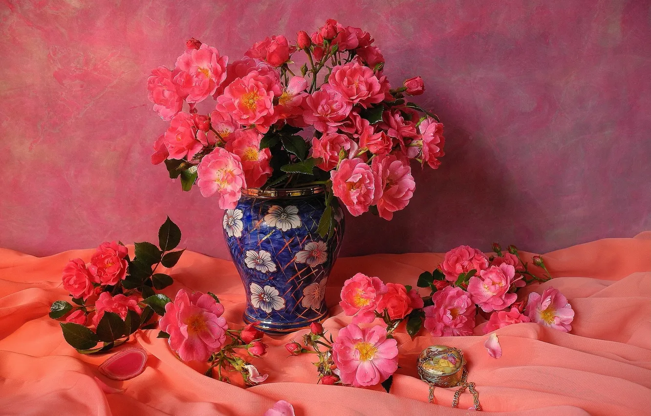 Фото обои розы, лепестки, ваза, тюль