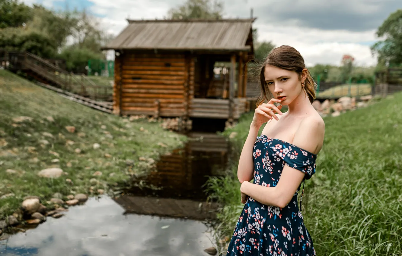 Фото обои girl, house, grass, dress, brown hair, photo, photographer, model
