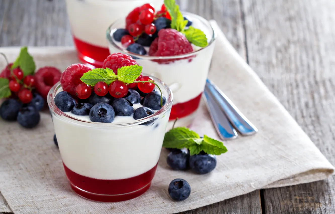 Фото обои ягоды, малина, черника, стаканы, желе, йогурт, красная смородина, Vitalina