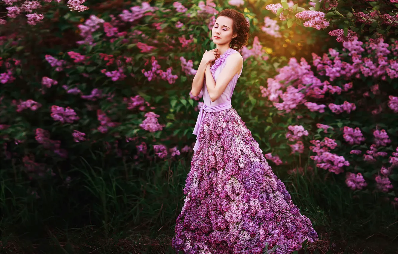 Фото обои девушка, цветы, платье, сирень, Lilac dreams