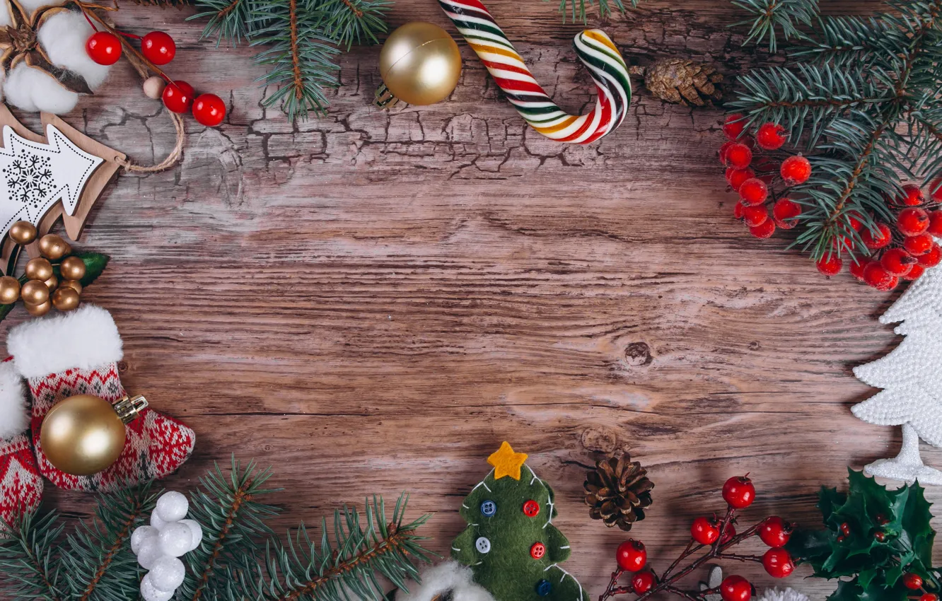 Фото обои ветки, доски, плоды, Рождество, Новый год, хвоя, ёлочные игрушки, новогодние украшения