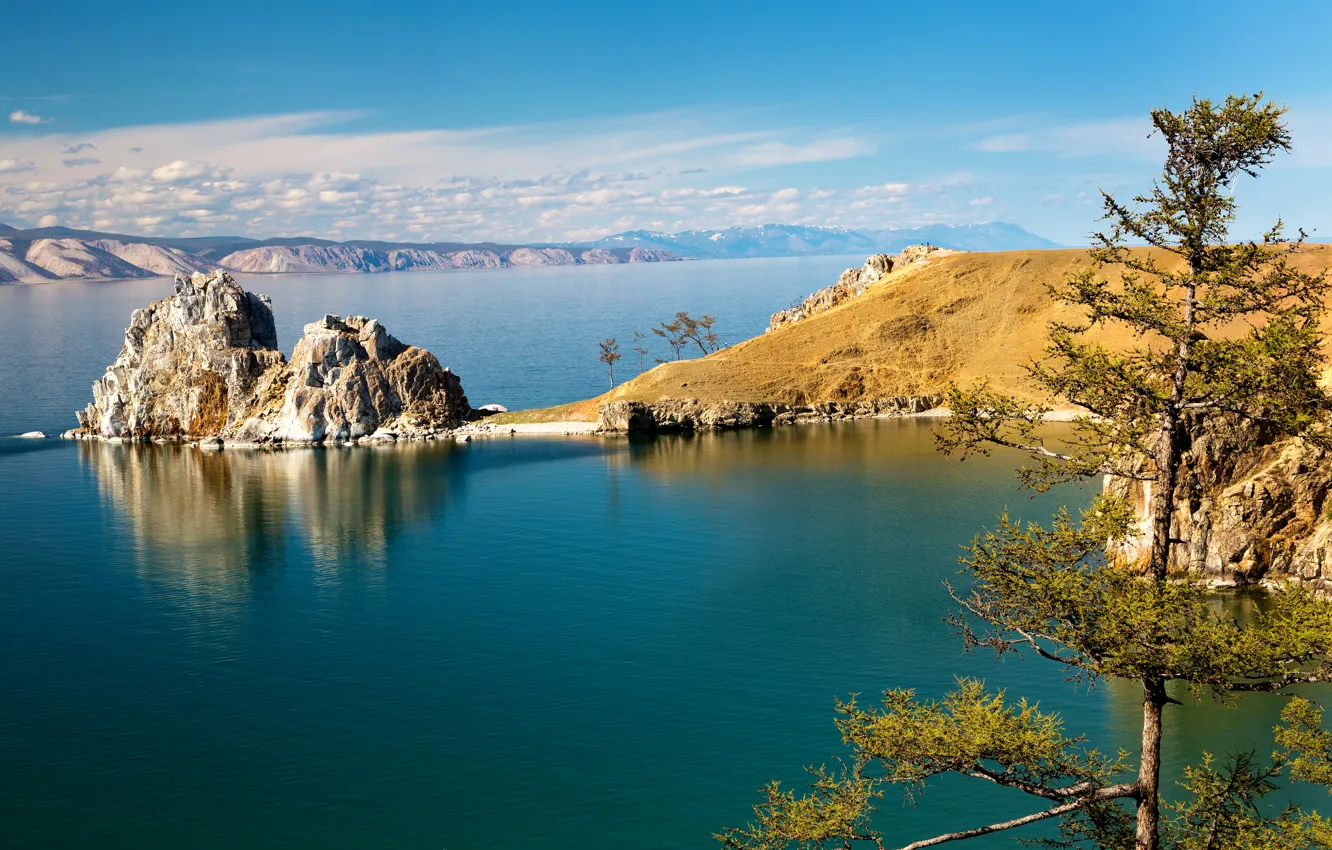 Фото обои озеро, камни, дерево, берег, горизонт, Байкал, утес, коса