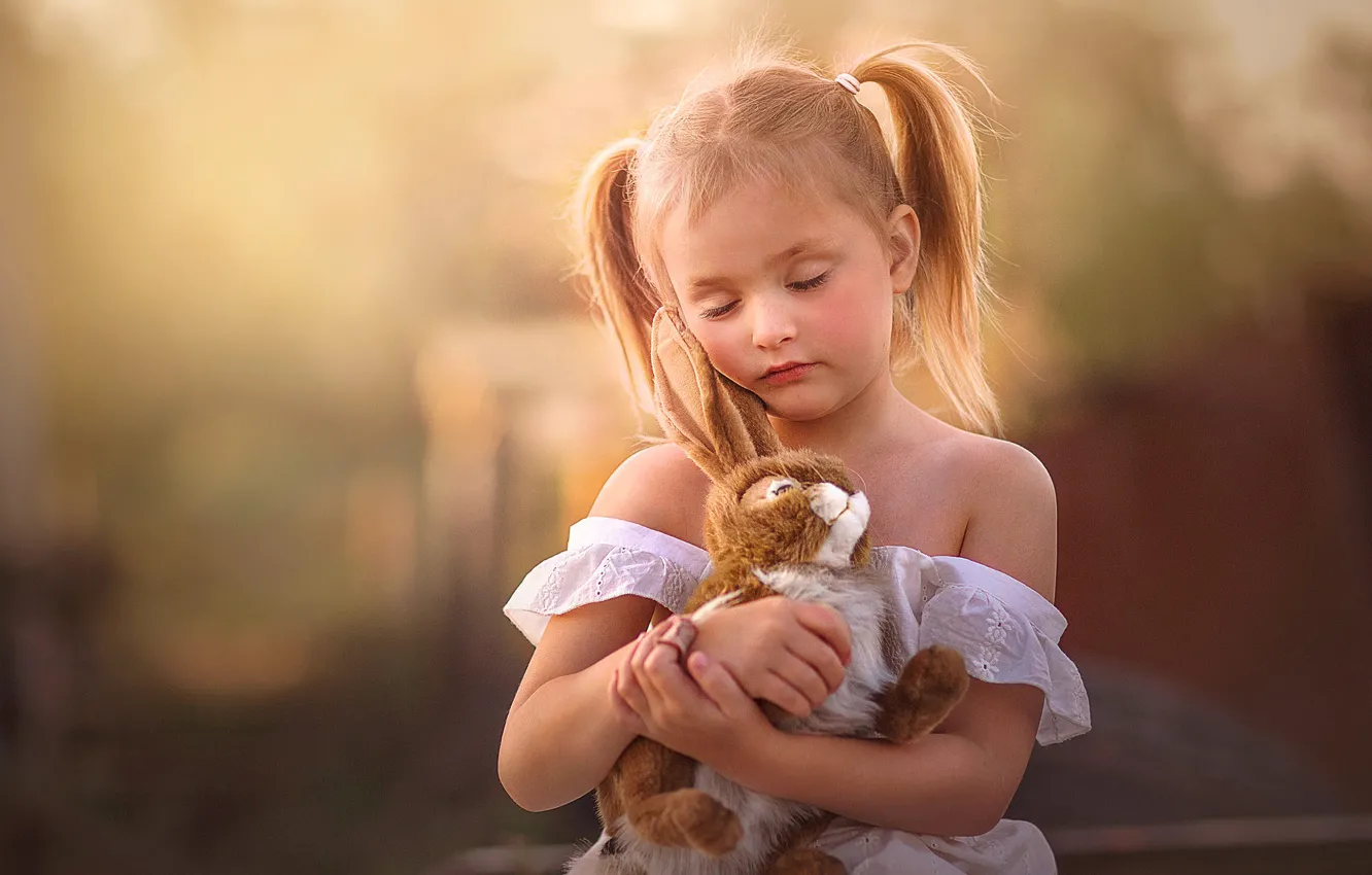 Фото обои игрушка, заяц, объятия, девочка, косички, сарафан