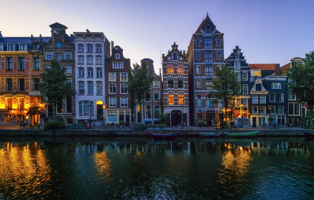 Фото обои деревья, закат, огни, река, дома, лодки, вечер, Амстердам