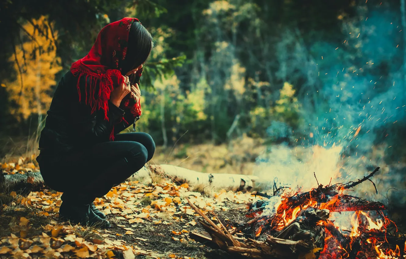 Фото обои осень, девушка, пламя, жар, костёр