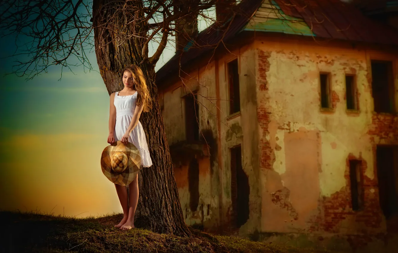 Фото обои белый, девушка, дом, дерево, шляпа, платье, старый, босая