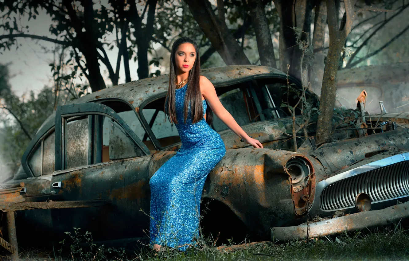 Фото обои машина, девушка, поза, платье, развалюха, металлолом