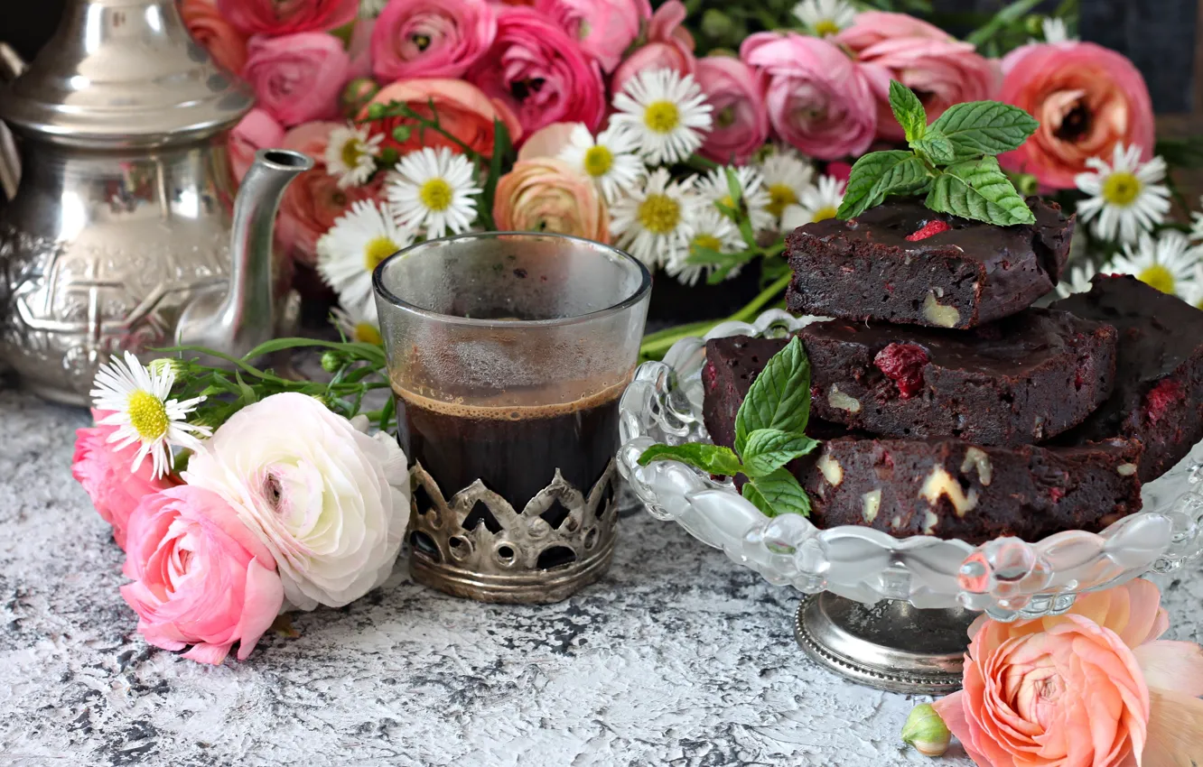 Фото обои цветы, кофе, клубника, десерт, ранункулюс