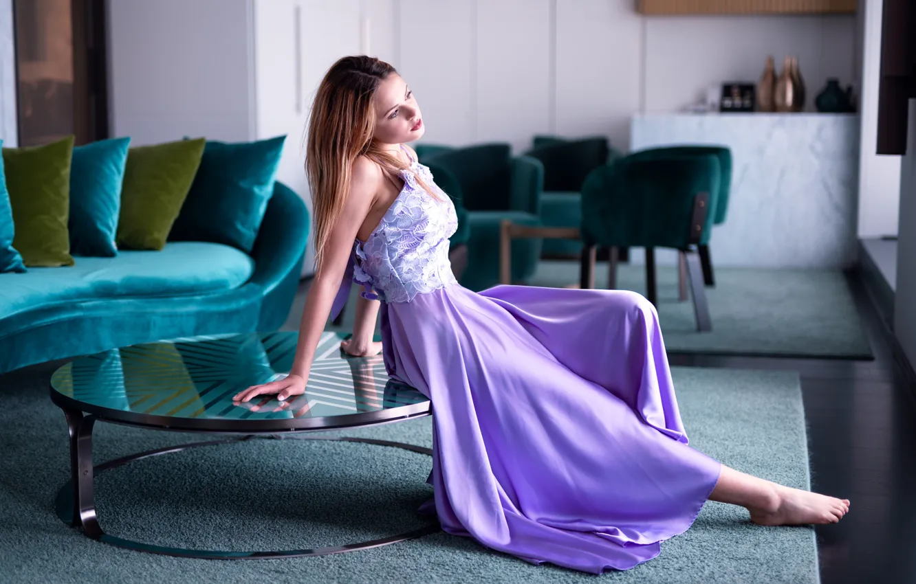 Фото обои девушка, стол, комната, диван, кресло, босиком, платье, шатенка