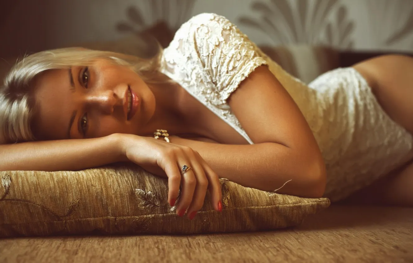 Фото обои girl, beautiful, model, ring, sweet, look, long-haired, bracelet