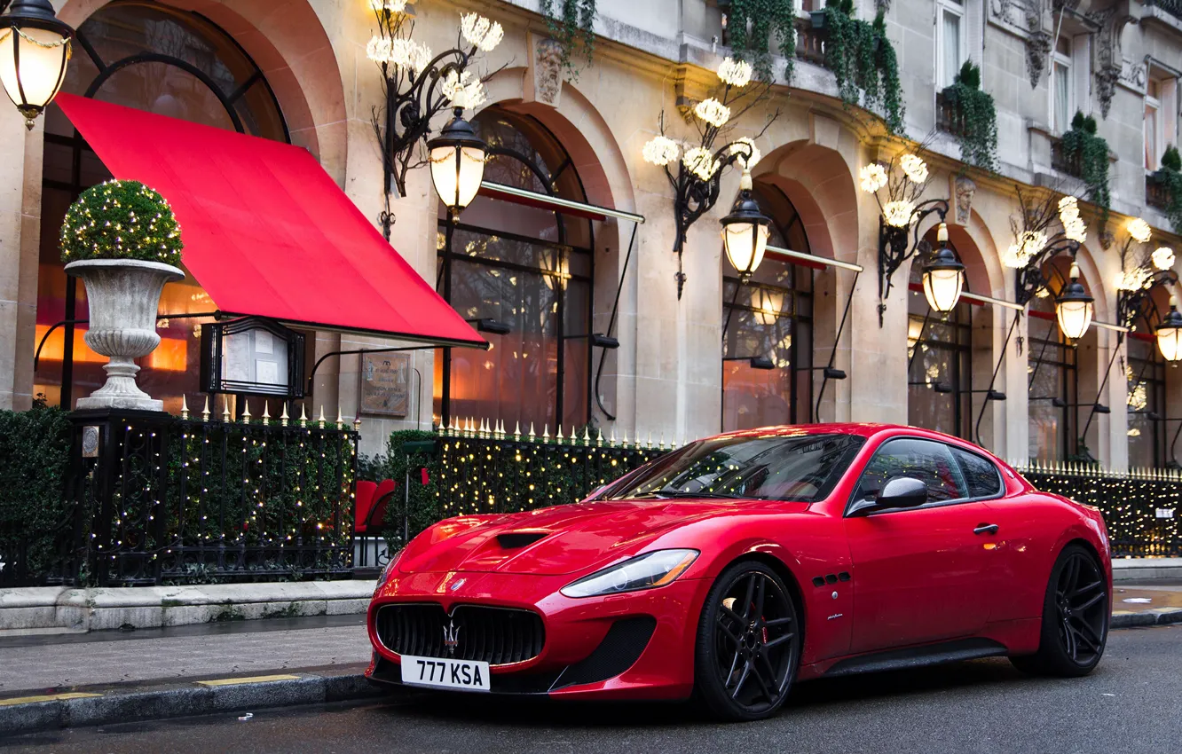 Фото обои красный, улица, здание, red, мазерати, street, building, Maserati GranTurismo