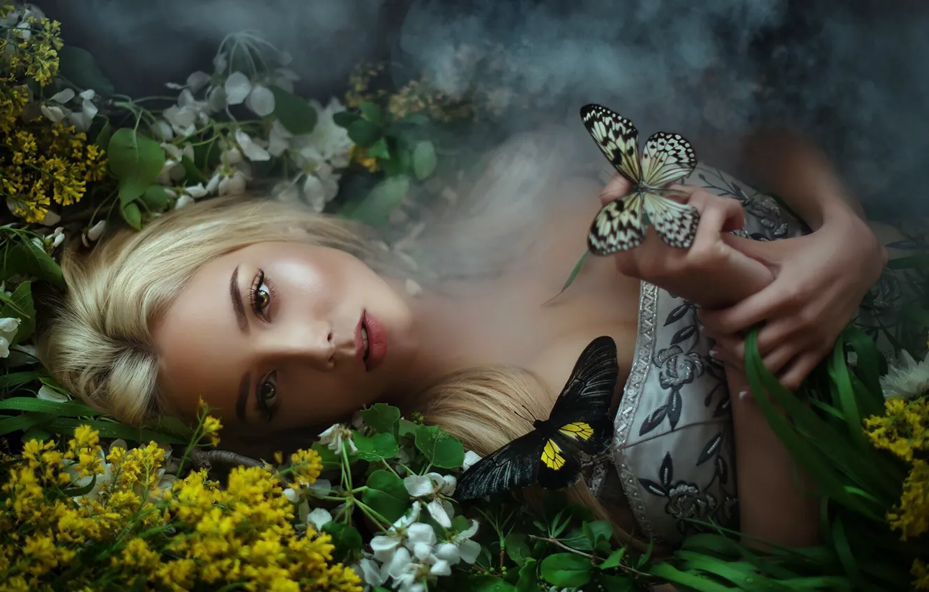 Фото обои дым, платье, Бабочки, лежит, Мария Липина, Катерина Ширяева