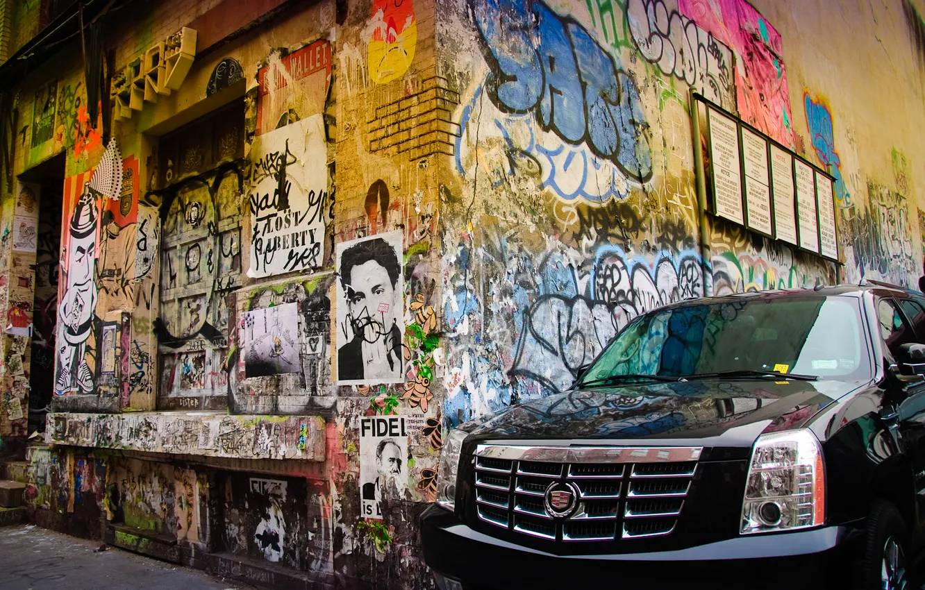 Фото обои машина, графити, Переулок, угол дома