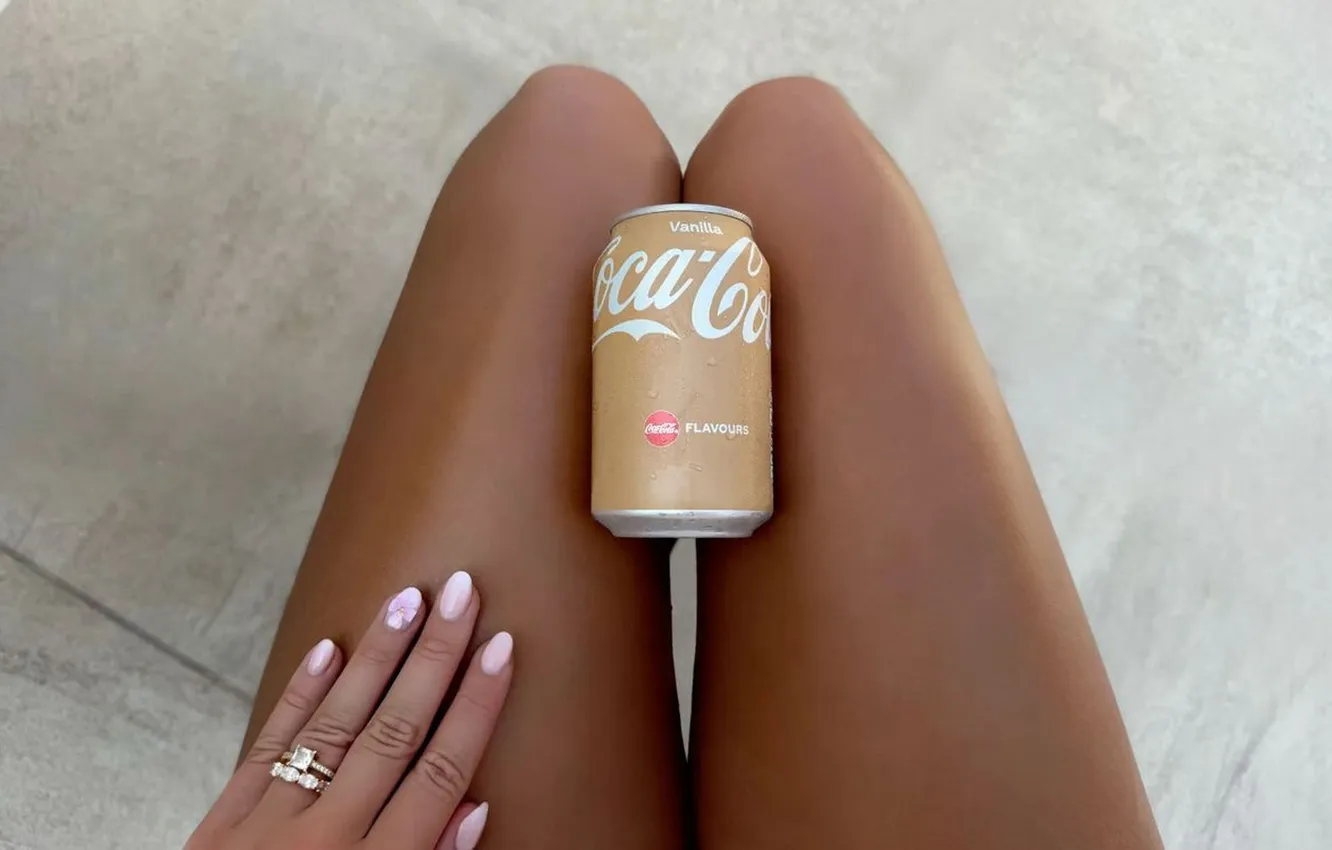 Фото обои девушка, кольцо, напиток, coca-cola, маникюр, стройные ножки