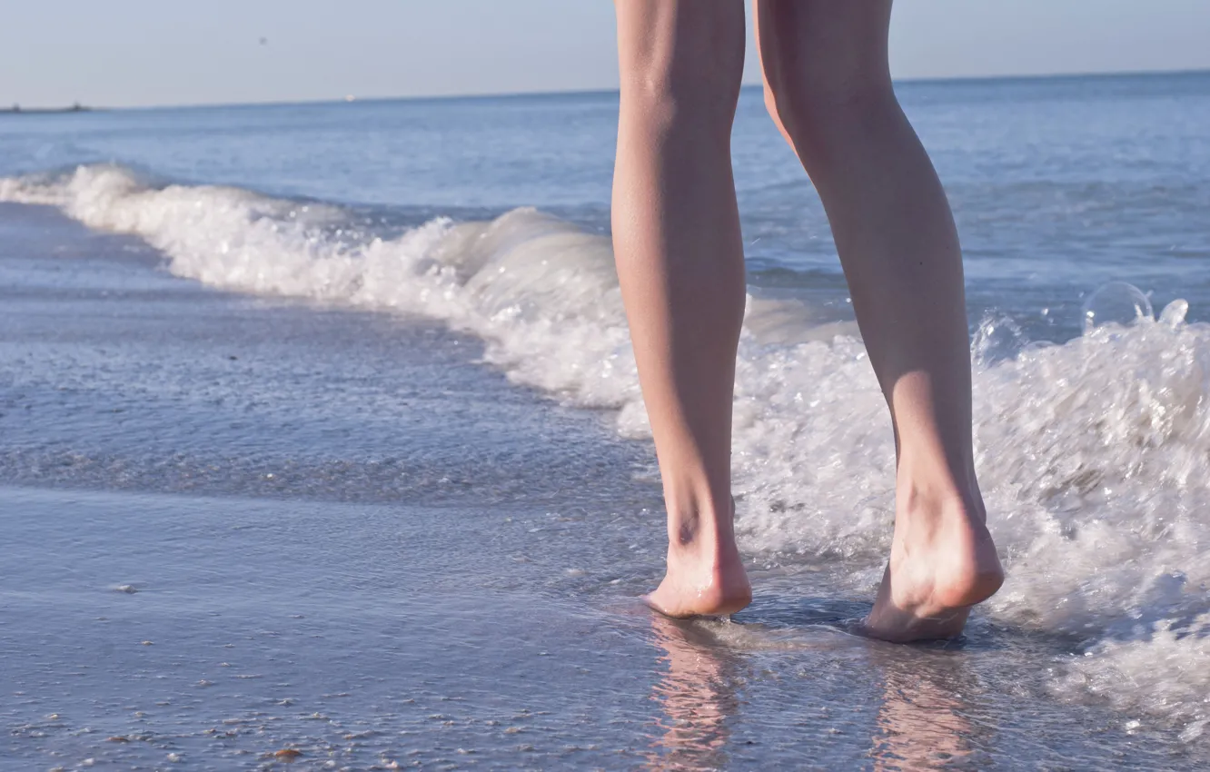 Фото обои Вода, Песок, Море, Девушка, Волна, Ноги