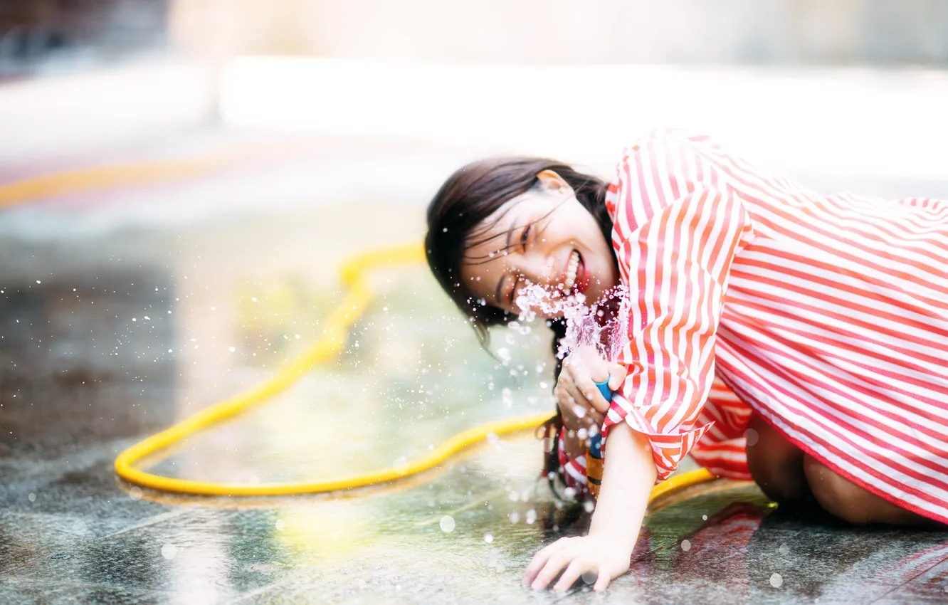 Фото обои Beautiful, Asian, Model, Water, Smile, Woman, Road, Wet